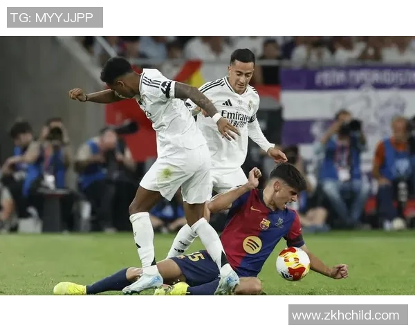 足总杯激战：那不勒斯与巴萨平局点球大战引发全场狂欢与十大精彩进球回顾