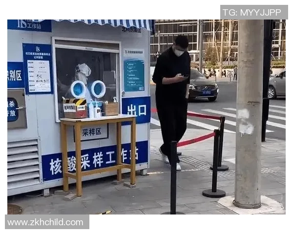 姚明现身超市引发排队热潮顾客纷纷合影留念场面火爆