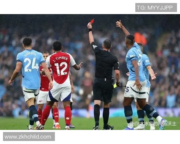 意甲惊现逆转大战曼联3-2战胜曼城引发争议判罚热议